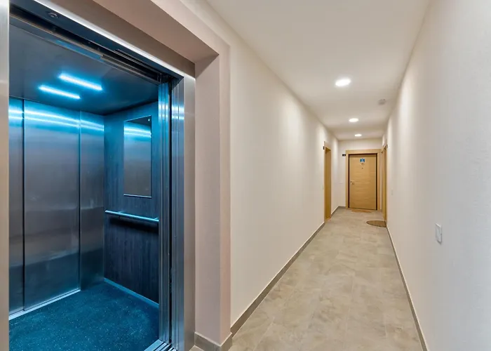 Lux Odiseja - Sa Garazom